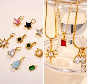 Assortimento dettagliato di ciondoli placcati oro 18K con pietre colorate e geometriche