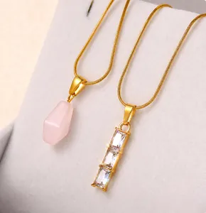 Dettaglio di catene serpente in oro 18K con cristallo rosa e pendenti in zircone