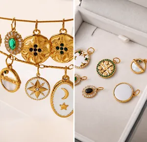 Dettaglio di collane vintage francesi in oro con ciondoli a stella marina e luna