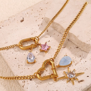 Collana placcata oro 18K con ciondoli a stella e goccia su una base di pietra