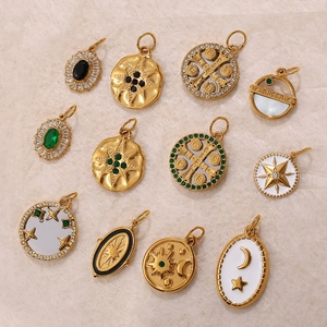 Collezione di ciondoli vintage in acciaio dorato con zirconi, stelle marine e motivi solari