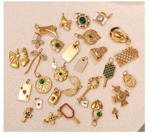 Flache Darstellung von Luxus-Goldanhängern mit Kristallen, Kamera- und Schmetterlingsmotiven