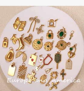 Goldene Anhänger-Kollektion mit Schleifen, Kameras und Schlössern für DIY-Schmuck
