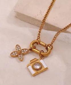 Detailansicht der goldenen Halskette mit Kamera-Anhänger und Kleeblatt-Charm