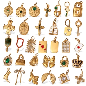Sammlung von 30 vergoldeten Edelstahl-Anhängern mit Strasssteinen und Emaille-Details
