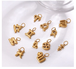 Set di dodici ciondoli con segni zodiacali placcati in oro 18 carati per gioielli fai-da-te