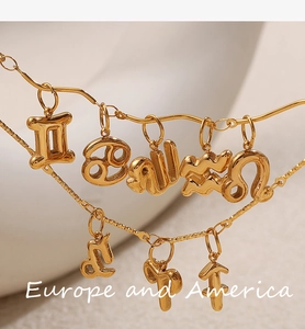 Dettaglio macro della collana in acciaio inossidabile placcata oro 18K con segni zodiacali