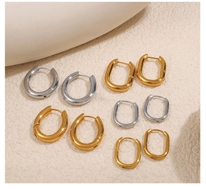 Vue détaillée des boucles d'oreilles créoles en acier inoxydable dorées et argentées