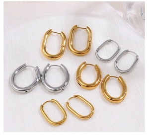 Boucles d'oreilles créoles géométriques polies en or et argent sur fond blanc