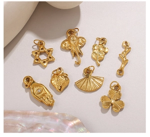 Colección detallada de colgantes bañados en oro 18K con formas de estrella y palma para joyas
