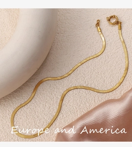 Detail van de hoogwaardige gouden slangenketting met een klassieke ronde veerringsluiting