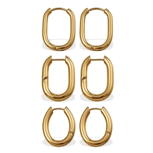 Trois paires de boucles d'oreilles créoles ovales dorées de tailles différentes