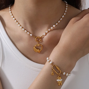 Elegantes Set aus Süßwasserperlen mit goldenem Herzanhänger und Bären-Charm-Armband