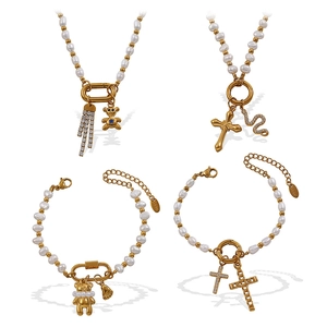 Elegantes Set aus Edelstahl-Halsketten und Armbändern mit Süßwasserperlen und Goldanhänger