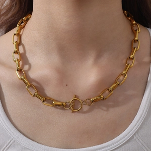Vintage 18k vergulde grove ketting met OT-sluiting gedragen door een vrouwelijk model