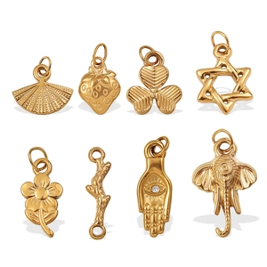 Set de ocho colgantes de acero inoxidable bañados en oro 18K con diseños de abanico