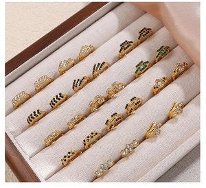Collezione di orecchini huggie placcati oro 18K con zirconi colorati in scatola da esposizione