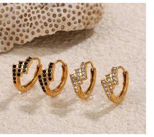 Dettagli macro di orecchini a cerchio placcati oro 18K con zirconi neri e bianchi