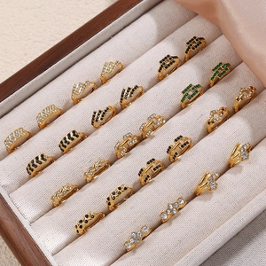Collezione di orecchini in acciaio placcato oro con strass in scatola di legno
