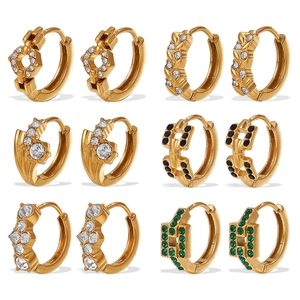Set di sei paia di orecchini a cerchio in acciaio inossidabile placcati oro 18K con cristalli