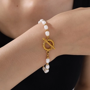 Pulsera asimétrica de perlas de agua dulce con cierre OT dorado para mujer