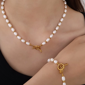 Conjunto de collar y pulsera de acero inoxidable chapado en oro 18K con perlas y cierre OT