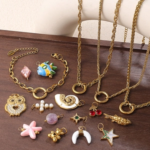Set mit 18K vergoldeten Edelstahl-Anhängern, Perlen-, Muschel- und Kristallmotiven