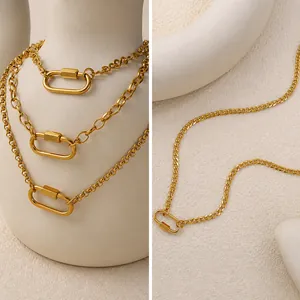 Détail de l'ensemble de colliers dorés multicouches avec pendentifs mousquetons