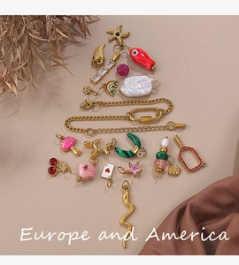 Mise en scène en sapin de Noël de breloques dorées avec perles et pendentifs émail
