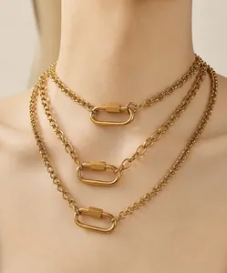 Vue détaillée de colliers dorés à trois rangs avec pendentifs mousquetons sur un buste
