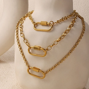 Ensemble de trois colliers à maillons dorés de style industriel avec pendentifs mousqueton
