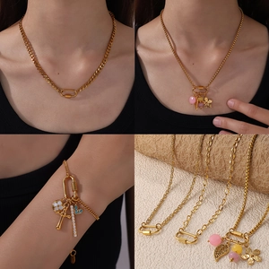 Ensemble collier et bracelet dorés à grosse maille avec perles colorées et breloques