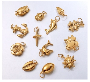 Détails de divers pendentifs dorés en acier inoxydable comme des ancres et des dauphins