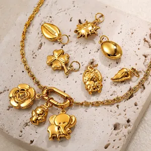 Vue détaillée du collier en acier inoxydable doré avec pendentifs éléphant et trèfle