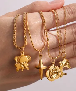 Détail des breloques éléphant étoile rose et dauphin sur colliers dorés polis