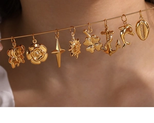 Vue détaillée d'un modèle portant un collier serpent doré avec huit breloques uniques