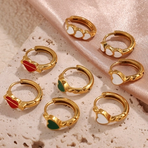 Créoles de luxe en acier inoxydable doré avec cœurs en émail colorés et pendentifs chic