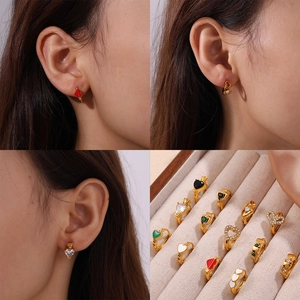 Boucles d'oreilles cœur dorées avec goutte d'huile colorée et zircons pour femmes