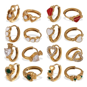 Lot de 16 créoles cœur dorées avec micro-zircon et motifs colorés en émail goutte d'huile