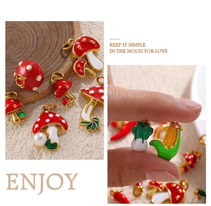 Detalle de dijes vegetales en miniatura de esmalte con forma de hongo para joyería DIY