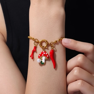 Pulsera de cadena de bolas doradas con dijes de chile, hongo de esmalte y detalle de perla