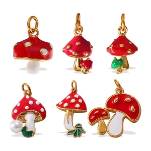 Set de seis dijes de champiñón rojo en metal dorado y esmalte para collares y pulseras