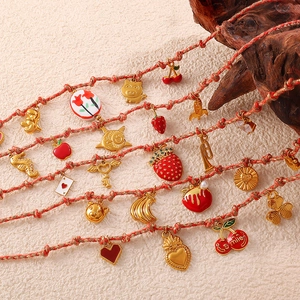 Collar de acero inoxidable chapado en oro de 18K con dijes de fresa y cereza roja