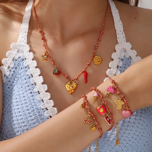 Conjunto bohemio de collar y pulseras tejidas con colgantes de fresa cereza oro 18K