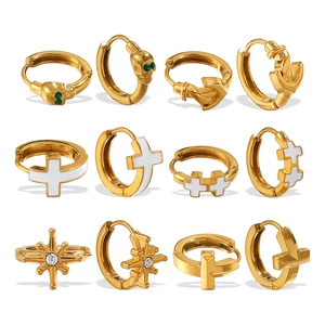Set aus 18 Karat vergoldeten Edelstahl-Creolen mit Kristall-Totenkopf- und Sterndesign