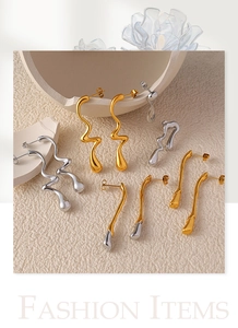 Vue détaillée de boucles d'oreilles dorées et argentées sur accessoires en pierre d'art