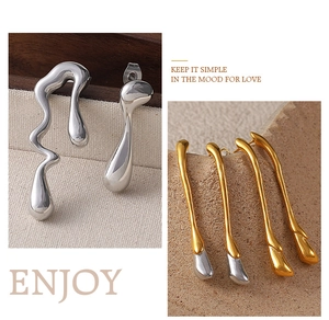 Détails de boucles d'oreilles fluides en or 18K et argent avec une finition polie miroir