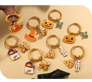 Λεπτομέρεια από σκουλαρίκια Halloween με κολοκύθα και φάντασμα σε χρυσό φινίρισμα 18Κ