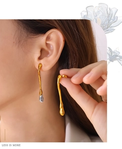 Détail de boucles d'oreilles gouttes en métal fluide plaqué or 18 carats