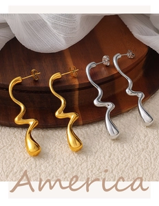 Vue détaillée de boucles d'oreilles vagues irrégulières en or 18 carats et argent pur